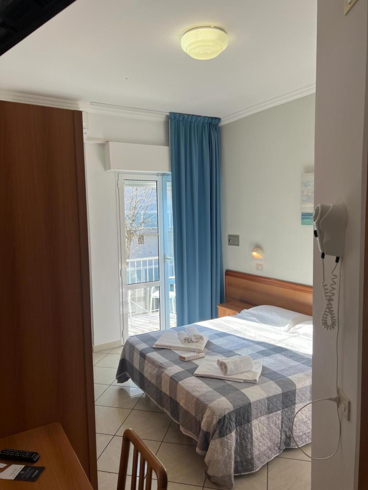 Hotel Blue Ribbon Римини Екстериор снимка