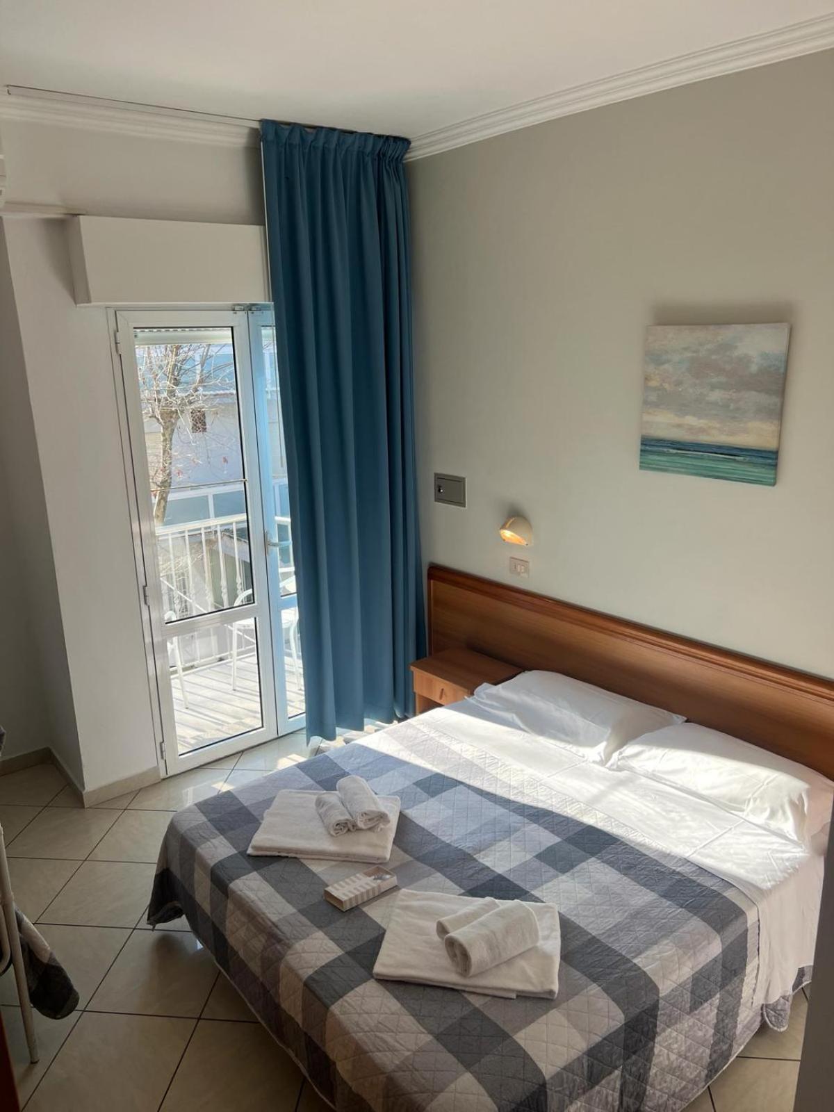 Hotel Blue Ribbon Римини Екстериор снимка