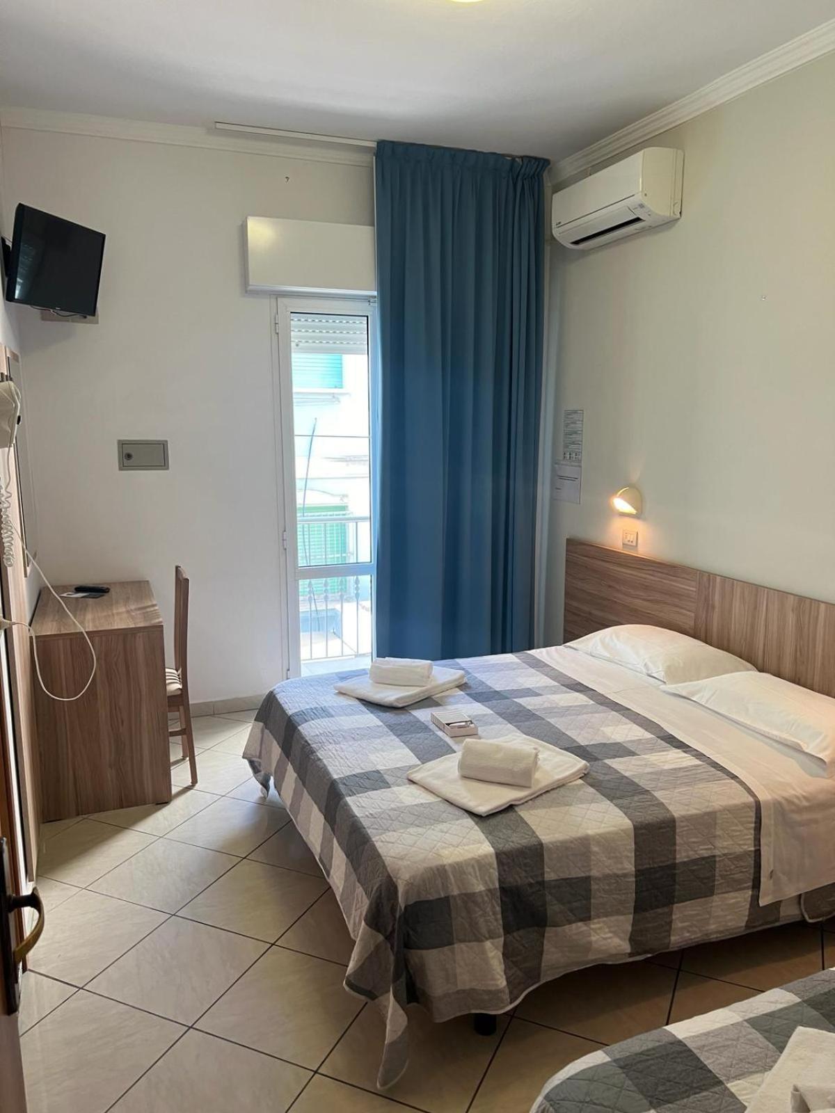 Hotel Blue Ribbon Римини Екстериор снимка