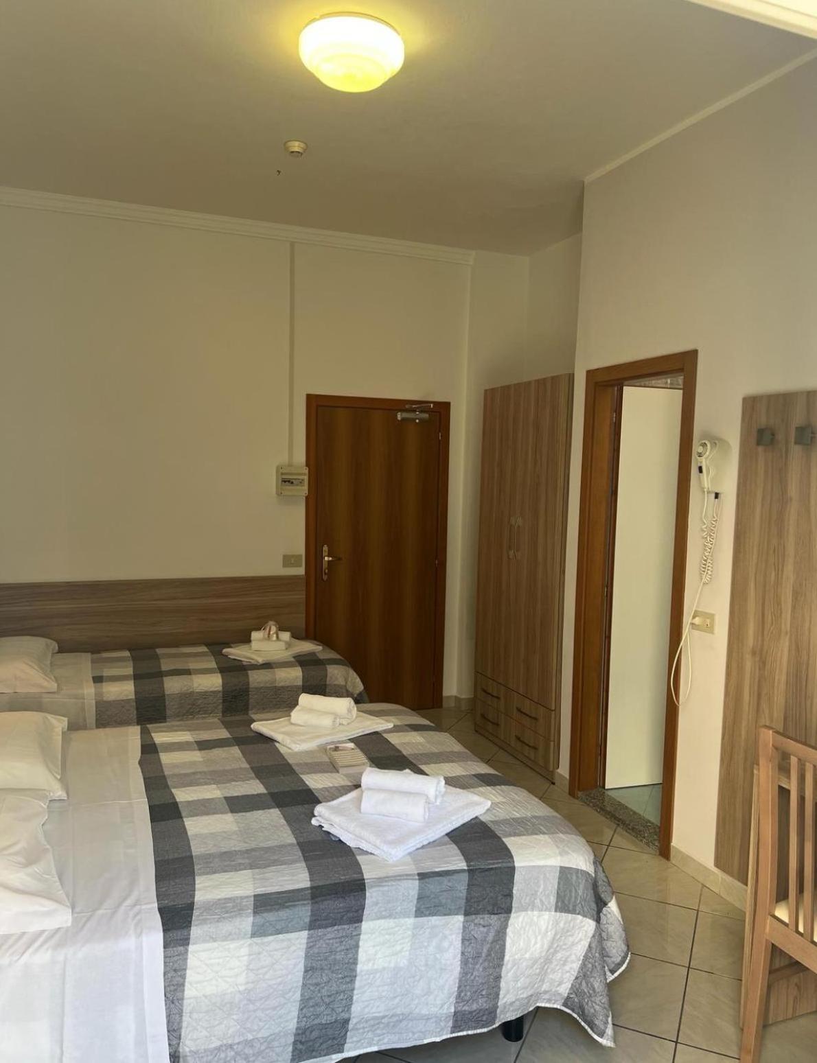 Hotel Blue Ribbon Римини Екстериор снимка