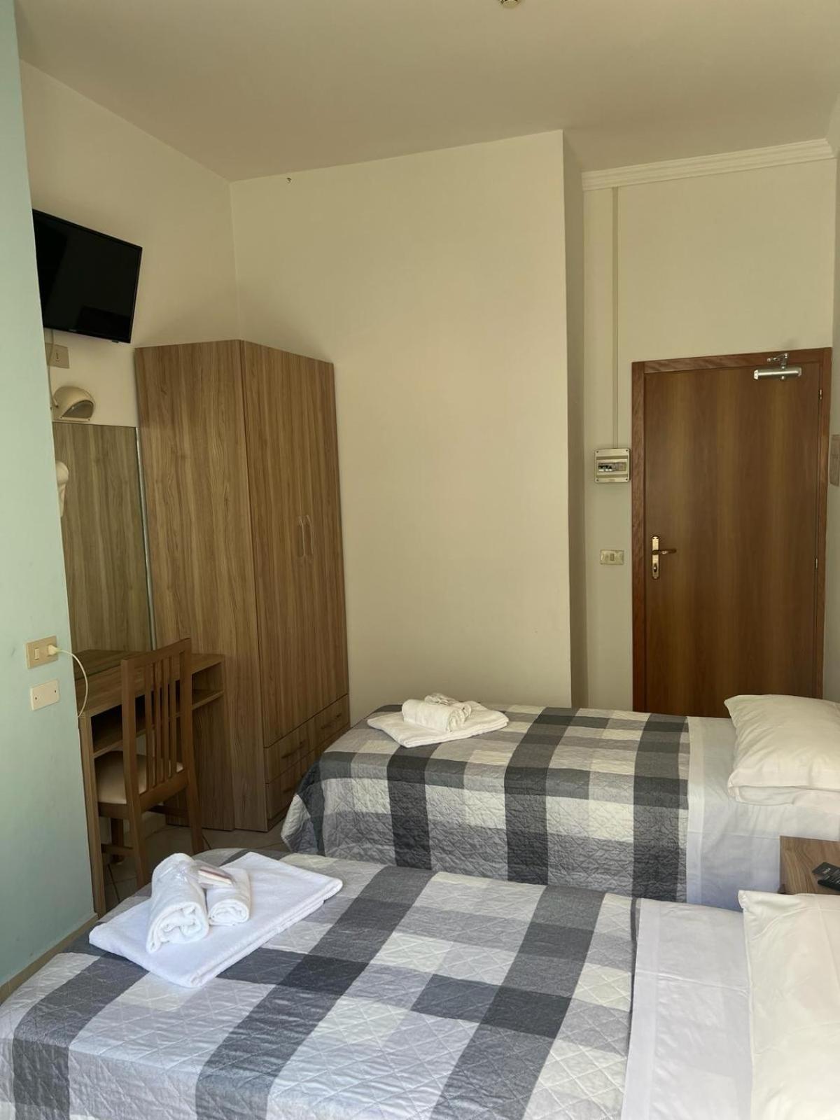 Hotel Blue Ribbon Римини Екстериор снимка