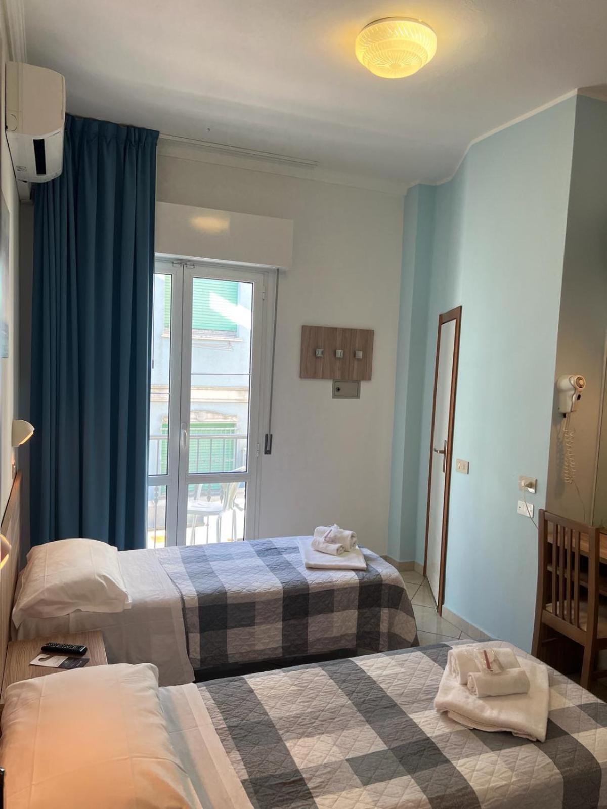 Hotel Blue Ribbon Римини Екстериор снимка