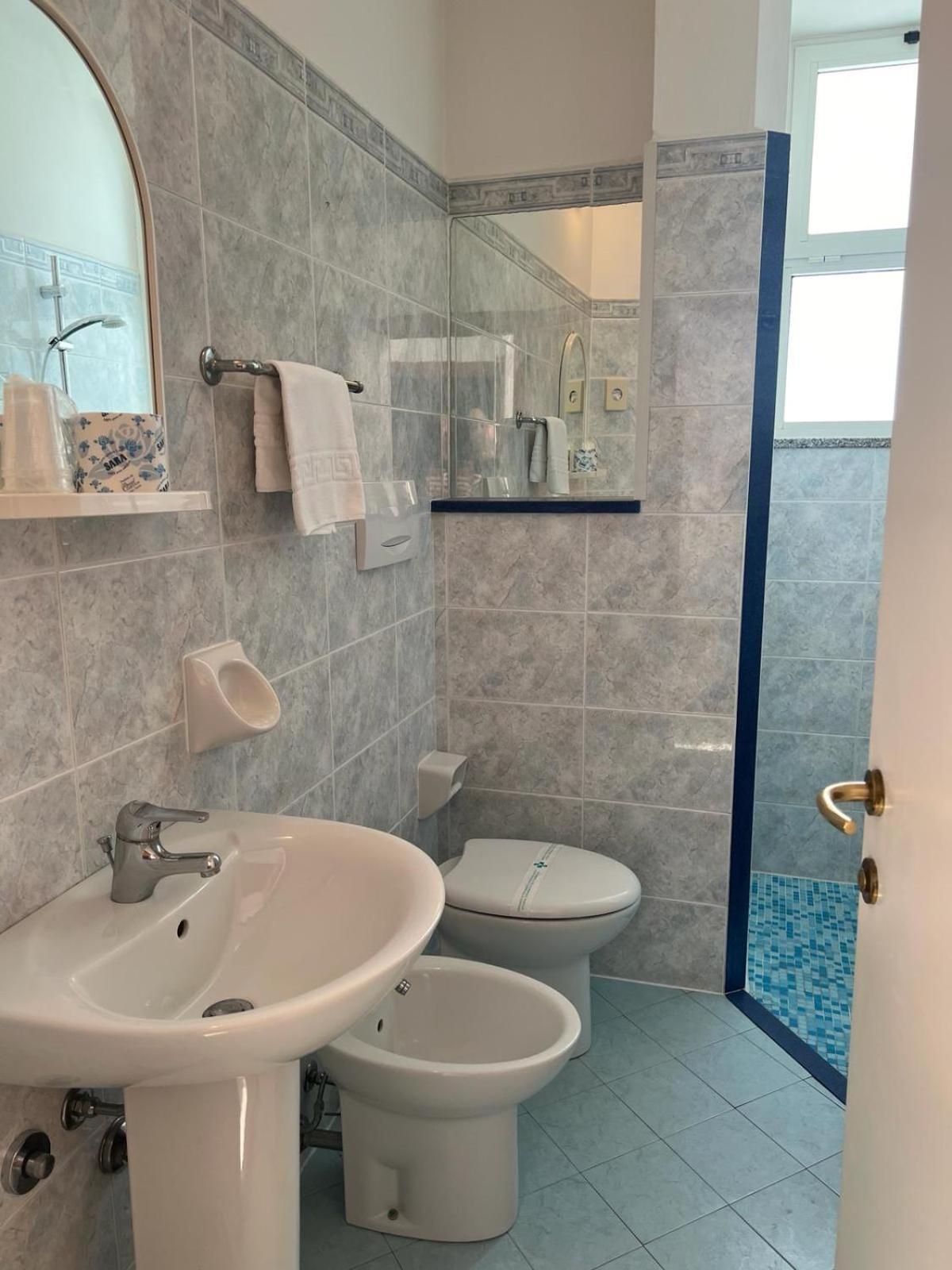 Hotel Blue Ribbon Римини Екстериор снимка