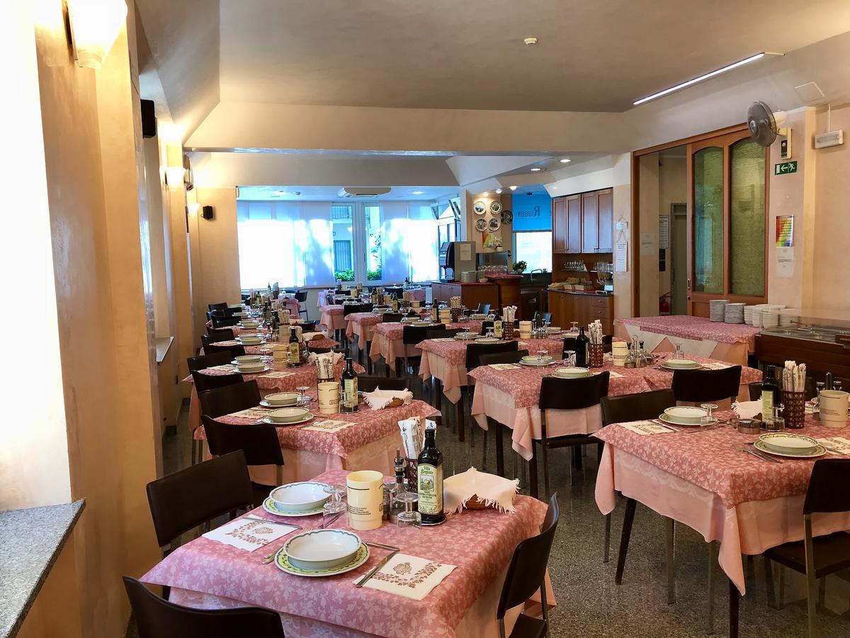 Hotel Blue Ribbon Римини Екстериор снимка