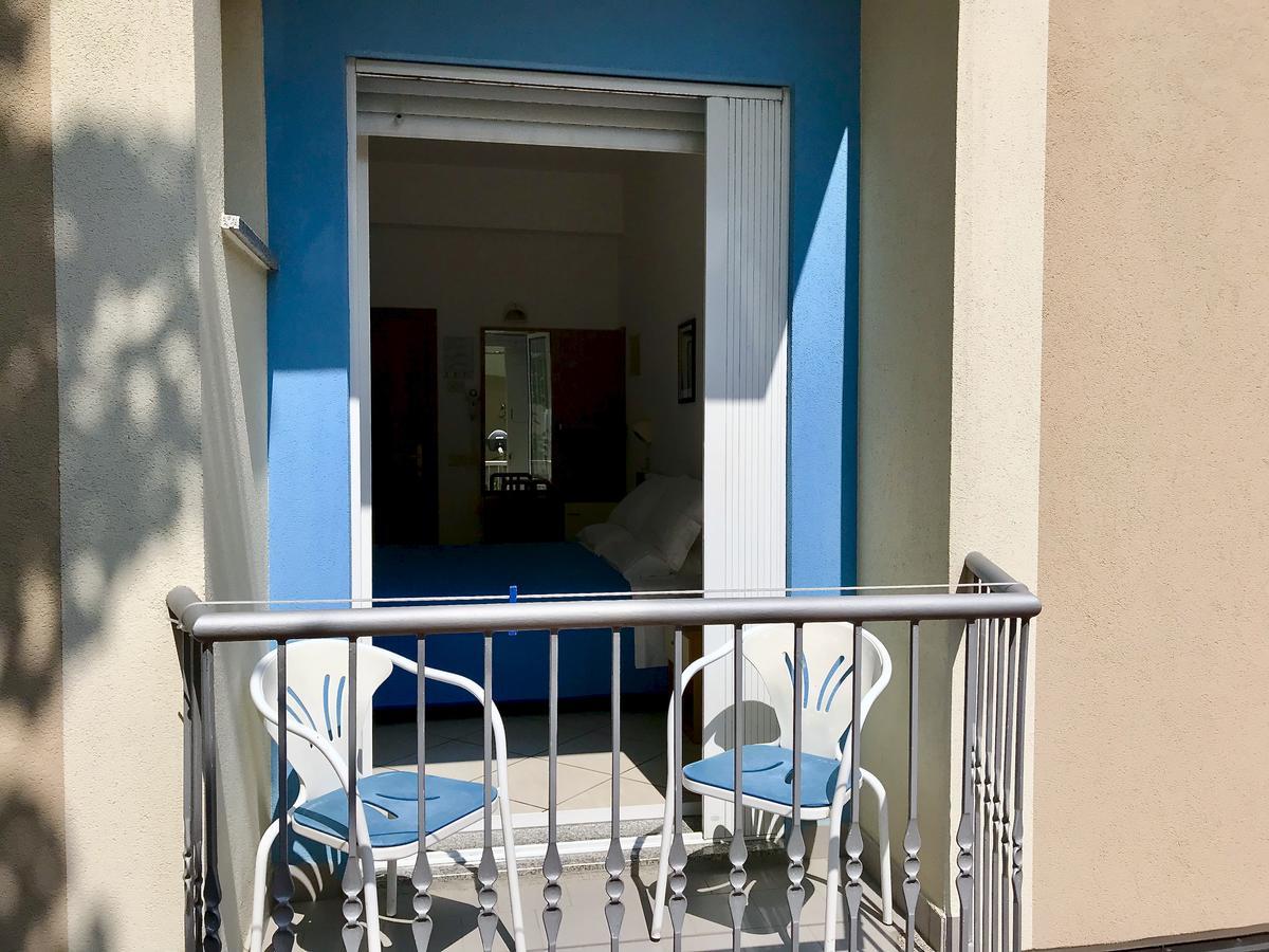 Hotel Blue Ribbon Римини Екстериор снимка