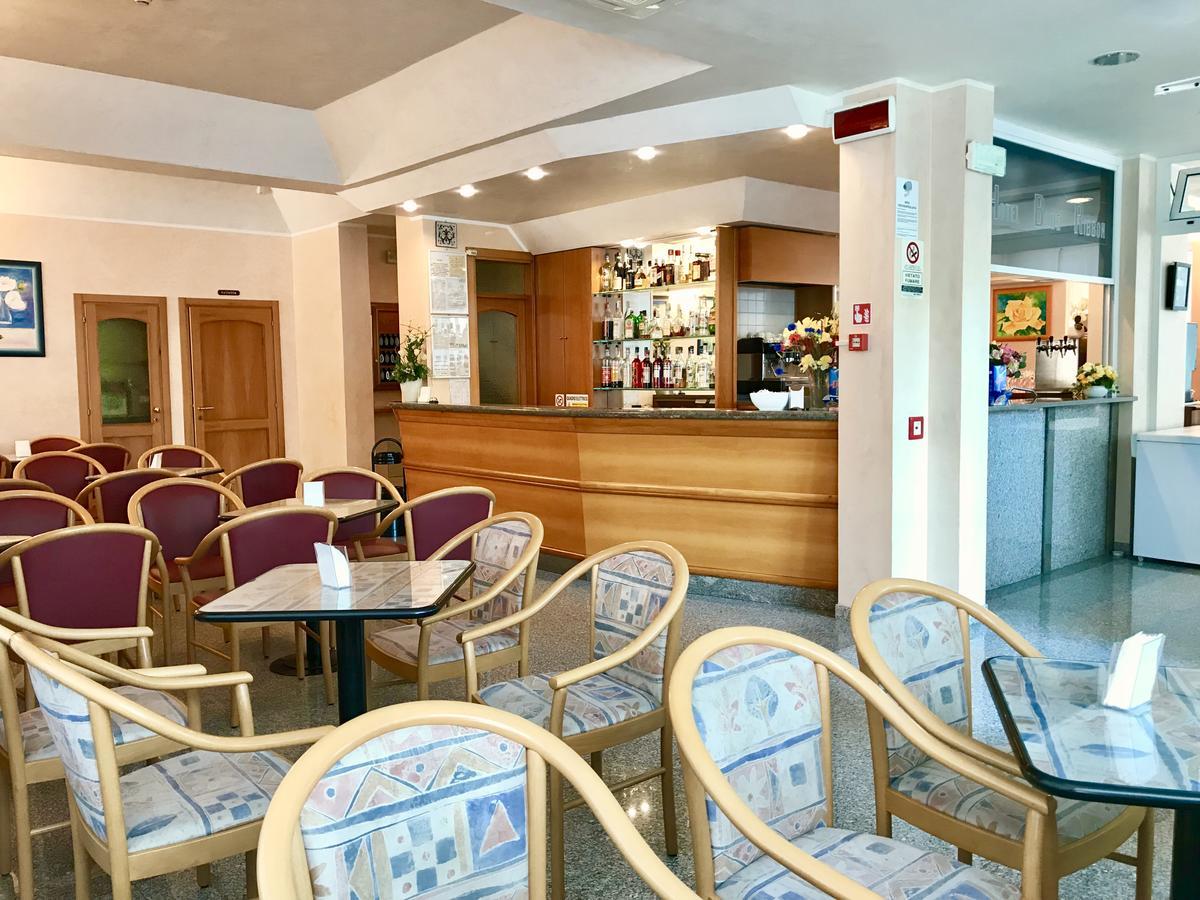 Hotel Blue Ribbon Римини Екстериор снимка
